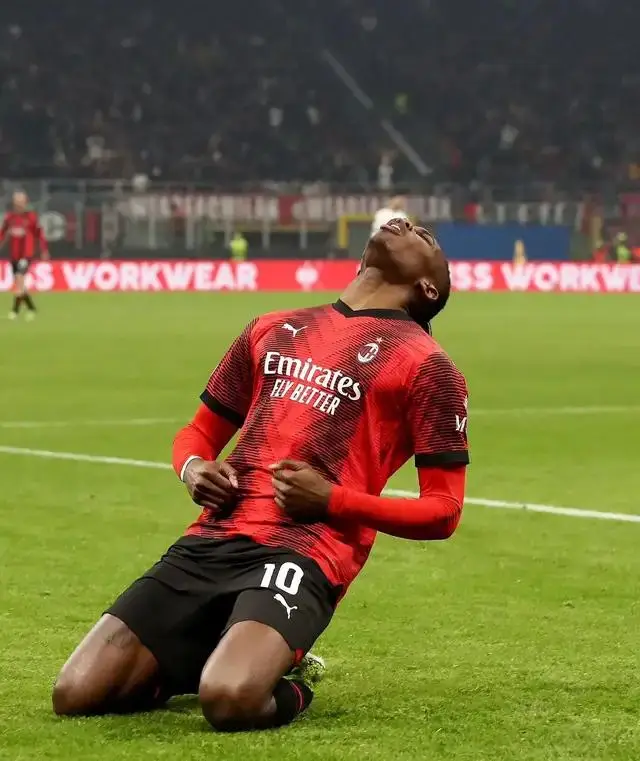 包含AC米兰训练开放日，国际比赛日外线爆发引欢呼，英超在即，高层口径保持一致的词条